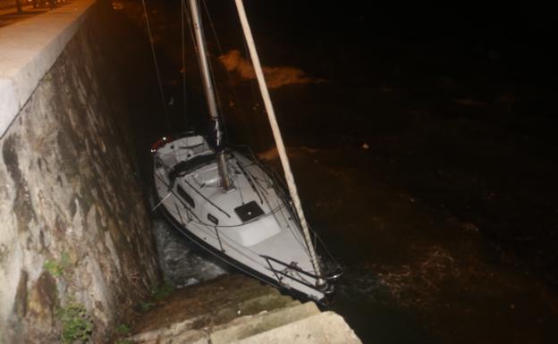 En el puerto deportivo de Getxo se soltaron los amarres de algunas embarcaciones por efecto del temporal. 