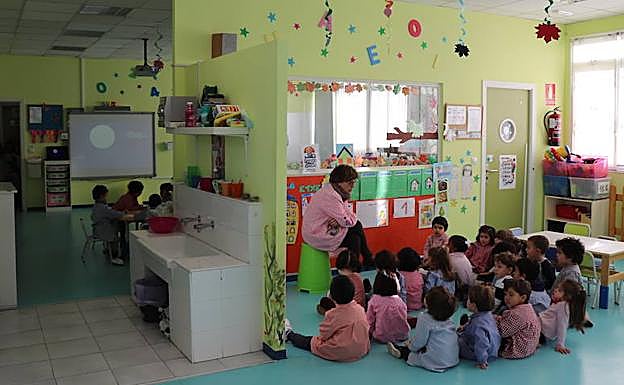 Las aulas no tienen puertas ni paredes, los alumnos trabajan en espacios comunes.