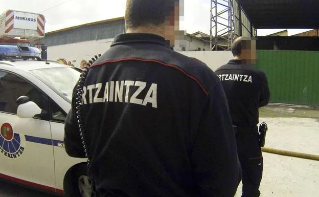 Agentes de la Ertzaintza, en una imagen de archivo.