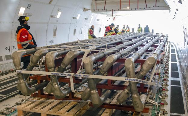 Proceso de carga del Boeing 747-800 de Air Bridge Cargo en el aeropuerto de Foronda.