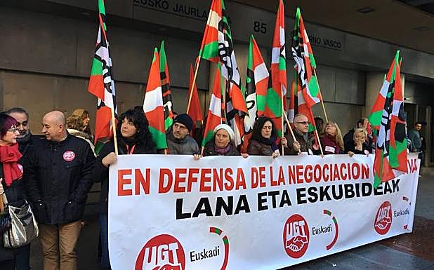 Protesta llevada a cabo por UGT ante la delegación del Gobierno vasco en Bilbao.