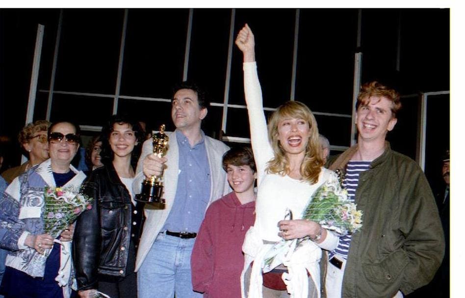 El joven reparto de 'Belle Epoque' celebrando el Premio Oscar (1994) junto a su director, Fernando Trueba.