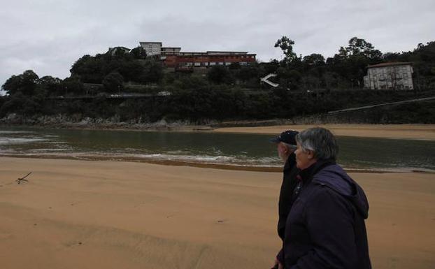 Una pareja pasea por delante de la zona de Vista Alegre, donde se construirá el parking. 