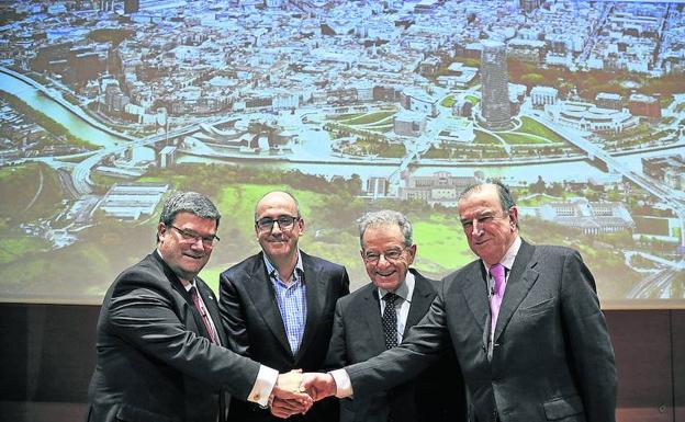 Juan Mari Aburto y Josu Ortuondo se saludan junto a los presentadores de la conferencia ofrecida ayer en el Palacio Euskalduna.