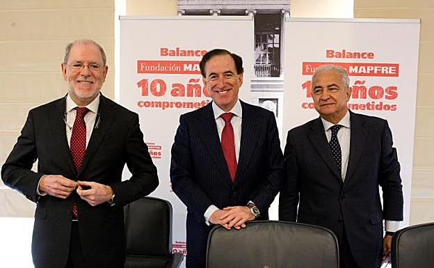 Julio Domingo (i), Antonio Huertas (c) y Antonio Núñez, director general, presidente y vicepresidente de la Fundación Mapfre.