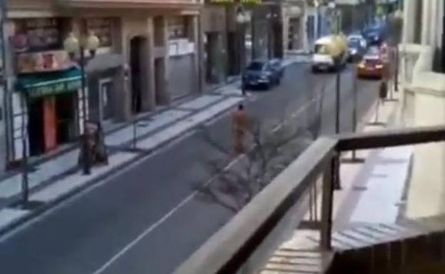 Un hombre desnudo daña varios coches en el centro de Tudela