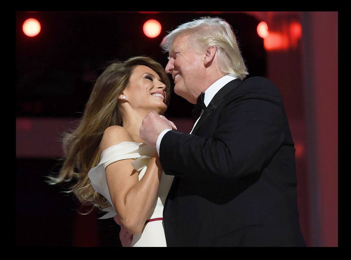 Enero de 2017. El presidente Donald Trump baila con su esposa, Melania Trump después de ser nombrado presidente de EEUU.