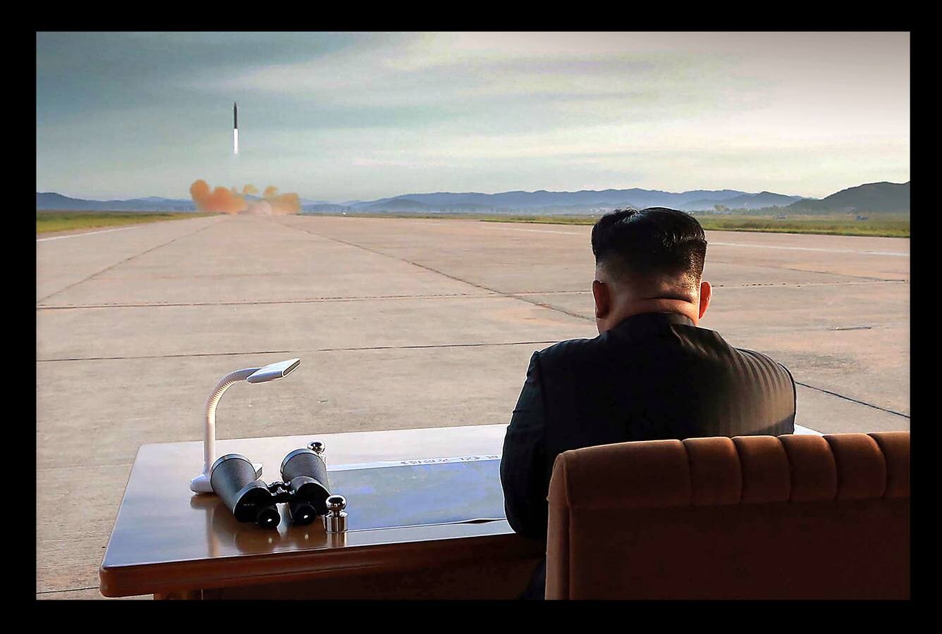 Septiembre 2017. El líder norcoreano Kim Jong-un observa la prueba de lanzamiento de un misil de corta-media distancia en una localización remota.