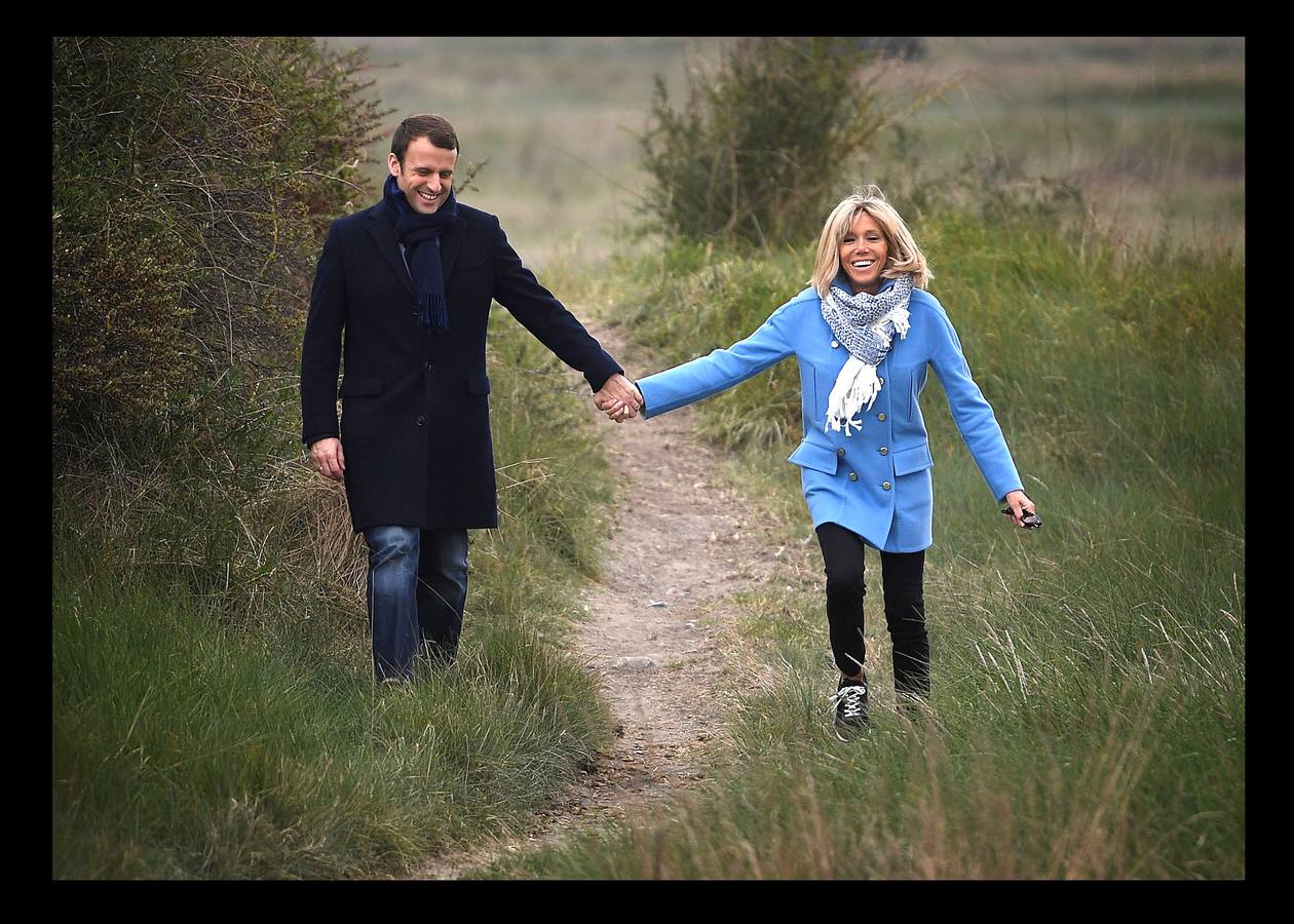 Abril 2017. Macron y su mujer Brigitte posan durante la primera fase de las elecciones presidenciales.