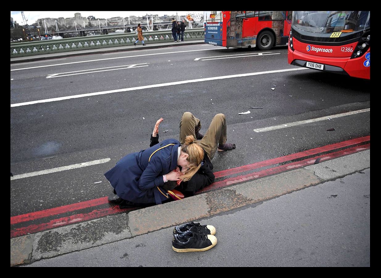 Marzo 2017. Una mujer ayuda a un hombre herido tras el atentado del puente de Westminster.