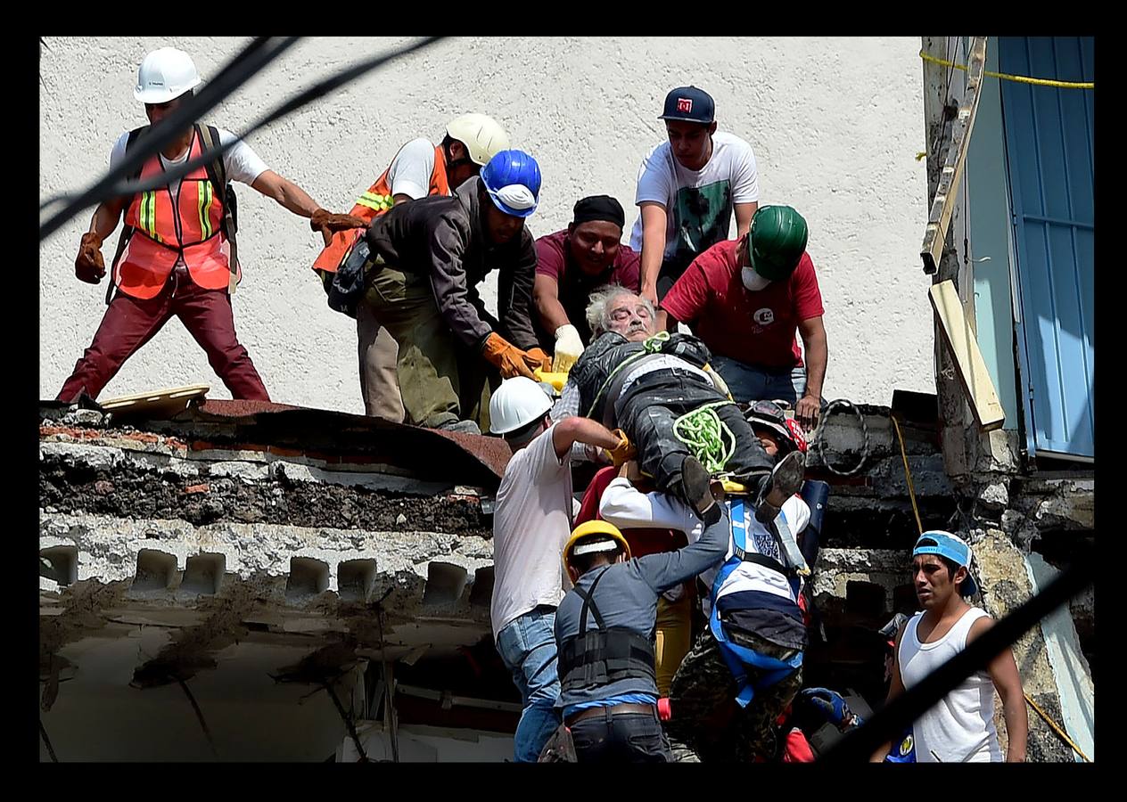 Septiembre 2017. Un hombre es desalojado tras el terremoto registrado en México.