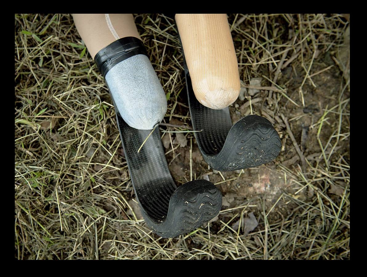 Cuando Cola era solo un cachorro, un vecino de las afueras de Bangkok (Tailandia) le amputó brutalmente las patas delanteras, a golpes de espada, porque el animal había mordisqueado sus zapatos. Gill Daley, que sufrió la amputación de las piernas como consecuencia de una infección, y su esposo John (a quien vemos en las fotografías), descubrieron por casualidad la historia de Cola, decidieron adoptar al animal en su refugio en Phuket y le adaptaron unas prótesis basadas en las palas que utilizan algunos deportistas paralímpicos. Hoy, Cola es el primer perro del mundo en usar este tipo de prótesis, pero Gill no ha podido verlo. Falleció en febrero