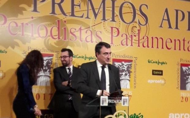 Aitor Esteban, tras recoger su premio. 