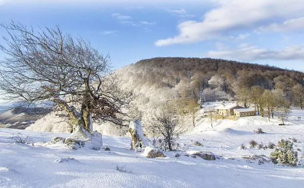 Estampa invernal del paraje privilegiado en el que se ubica la ermita. 