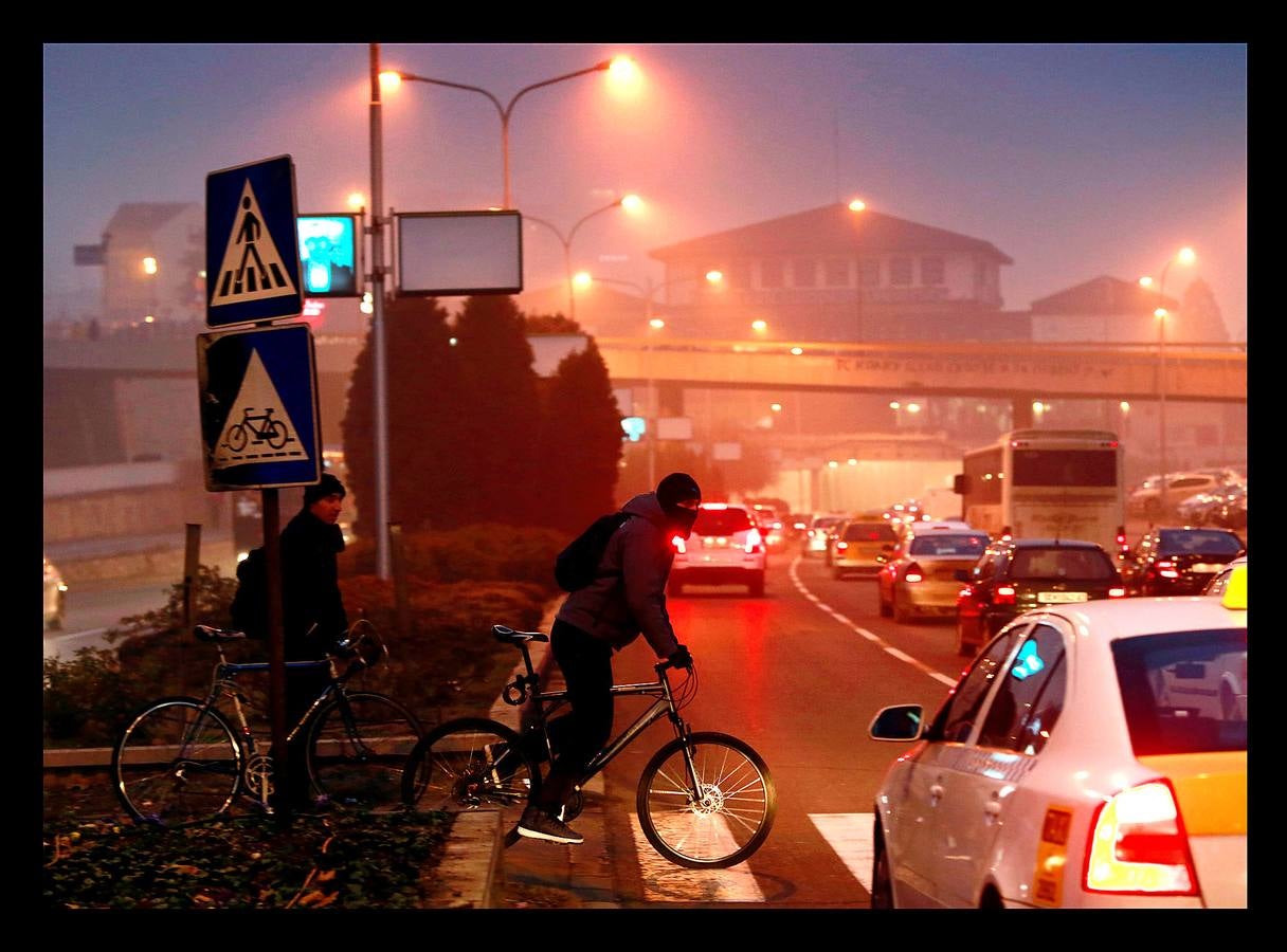 Skopie, la capital de Macedonia, es la ciudad europea más contaminada. La principal fuente de polución en el país balcánico procede de la congestión vial y del uso generalizado de cocinas con leña. Aunque gran parte los hogares consumen gas natural como calefacción, muchos todavía emplean madera u otros materiales para las estufas. Entre los más pobres, incluso se quema plástico, goma o neumáticos viejos. En otras ciudades las autoridades se han visto obligadas a suspender las clases en colegios guarderías e institutos, una medida de emergencia que se aplica por primera vez. La mala calidad del aire es responsable de 1.300 muertes al año.