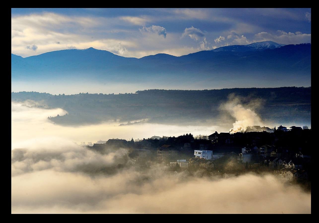 Skopie, la capital de Macedonia, es la ciudad europea más contaminada. La principal fuente de polución en el país balcánico procede de la congestión vial y del uso generalizado de cocinas con leña. Aunque gran parte los hogares consumen gas natural como calefacción, muchos todavía emplean madera u otros materiales para las estufas. Entre los más pobres, incluso se quema plástico, goma o neumáticos viejos. En otras ciudades las autoridades se han visto obligadas a suspender las clases en colegios guarderías e institutos, una medida de emergencia que se aplica por primera vez. La mala calidad del aire es responsable de 1.300 muertes al año.