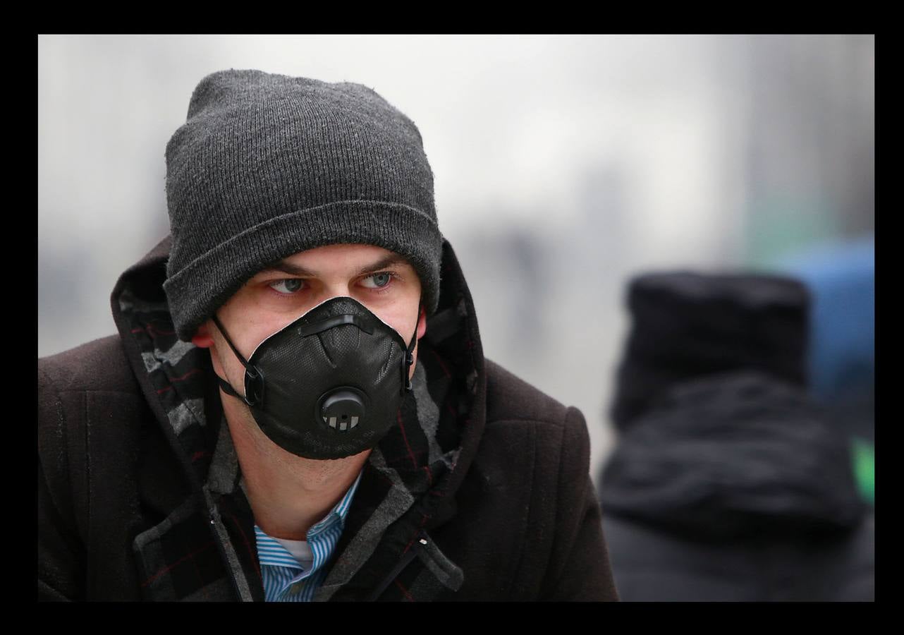 Skopie, la capital de Macedonia, es la ciudad europea más contaminada. La principal fuente de polución en el país balcánico procede de la congestión vial y del uso generalizado de cocinas con leña. Aunque gran parte los hogares consumen gas natural como calefacción, muchos todavía emplean madera u otros materiales para las estufas. Entre los más pobres, incluso se quema plástico, goma o neumáticos viejos. En otras ciudades las autoridades se han visto obligadas a suspender las clases en colegios guarderías e institutos, una medida de emergencia que se aplica por primera vez. La mala calidad del aire es responsable de 1.300 muertes al año.