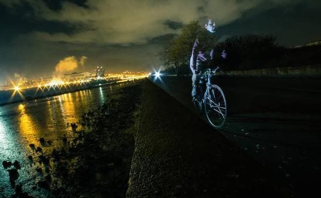 'Ciclista sin luces, ciclista fantasma' es el título de la foto premiada en el concurso. 