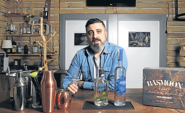 José Luis Navarro, gerente de Basque Moonshiners, posa con sus vodkas Basmoon y Jackal.
