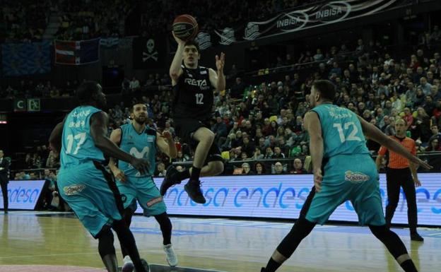 Un momento del partido contra el Estudiantes.