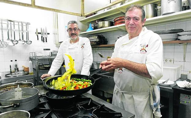 Pruden Cuenca y Mikel Trabanca oficiaron de chefs de Azkenean. 