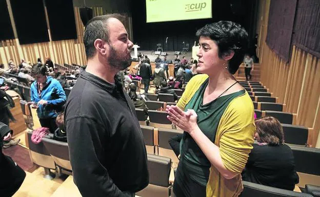 Miguel Ángel González y Marta Jofra charlan antes de un acto del candidato de la CUP, Carles Riera, en Vilanova.