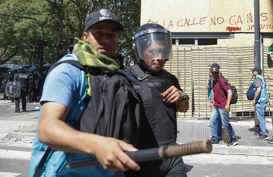 Al menos 109 personas resultaron heridas en el marco de una serie de disturbios durante las protestas registradas en las inmediaciones del Congreso, donde se está tramitando la reforma provisional del sistema de pensiones