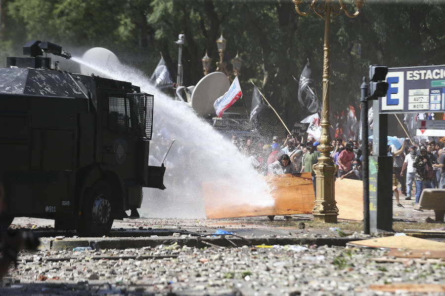 Al menos 109 personas resultaron heridas en el marco de una serie de disturbios durante las protestas registradas en las inmediaciones del Congreso, donde se está tramitando la reforma provisional del sistema de pensiones