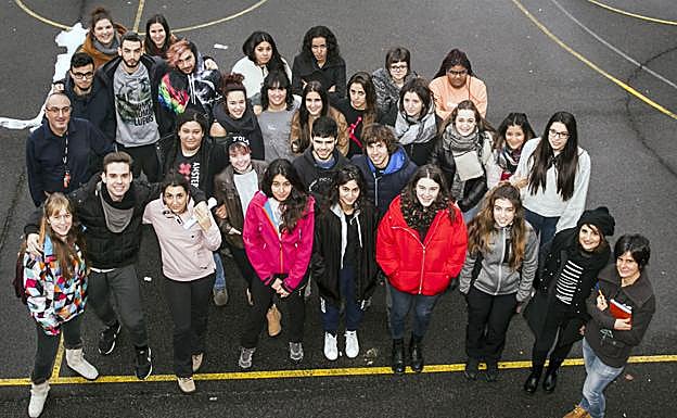 Alumnos del IES Francisco de Vitoria posan en el patio del centro. 