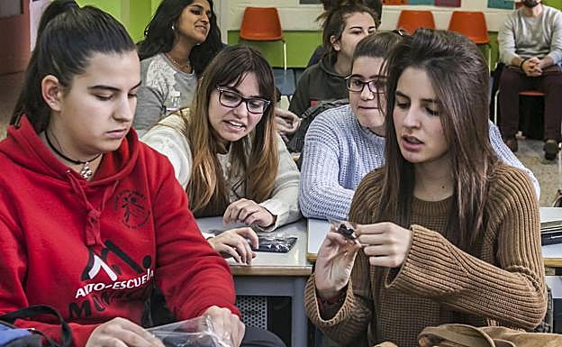 Estudiantes de bachiller del colegio Presentación de María.