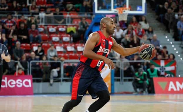 Jason Granger conduce el balón durante un encuentro.