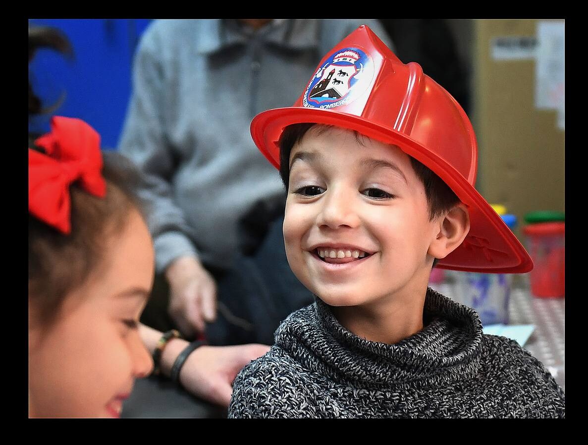 Una docena de Bomberos se han acercado esta mañana al Pabellón San Pelayo del Hospital Universitario de Basurto, donde se encuentra el área de Pediatría.