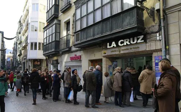 Colas en una administración de lotería de Bilbao.