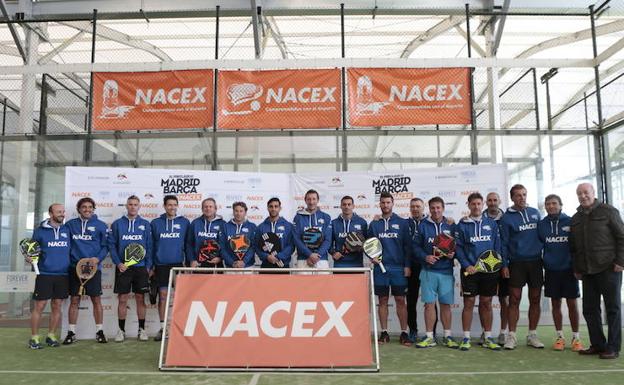 Los participantes en el torneo de pádel organizado por Nacex, junto al exseleccionador Vicente del Bosque. 