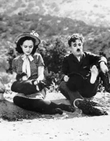 Imagen secundaria 2 - Charles Chaplin en tres de sus emblemáticas películas: junto a Buster Keaton en 'Candilejas' (1952), y como Charlot en 'El chico' (1921) y junto a Paulette Goddard en 'Tiempos Modernos' (1936).