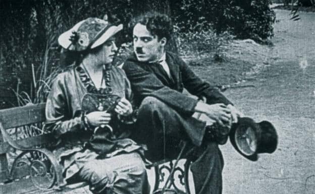 Charles Chaplin en la pelíucla 'Charlot en l avida conyugal' (1914).