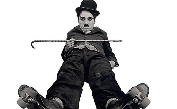 Charles Chaplin dando vida a su personaje más conocido, Charlot.