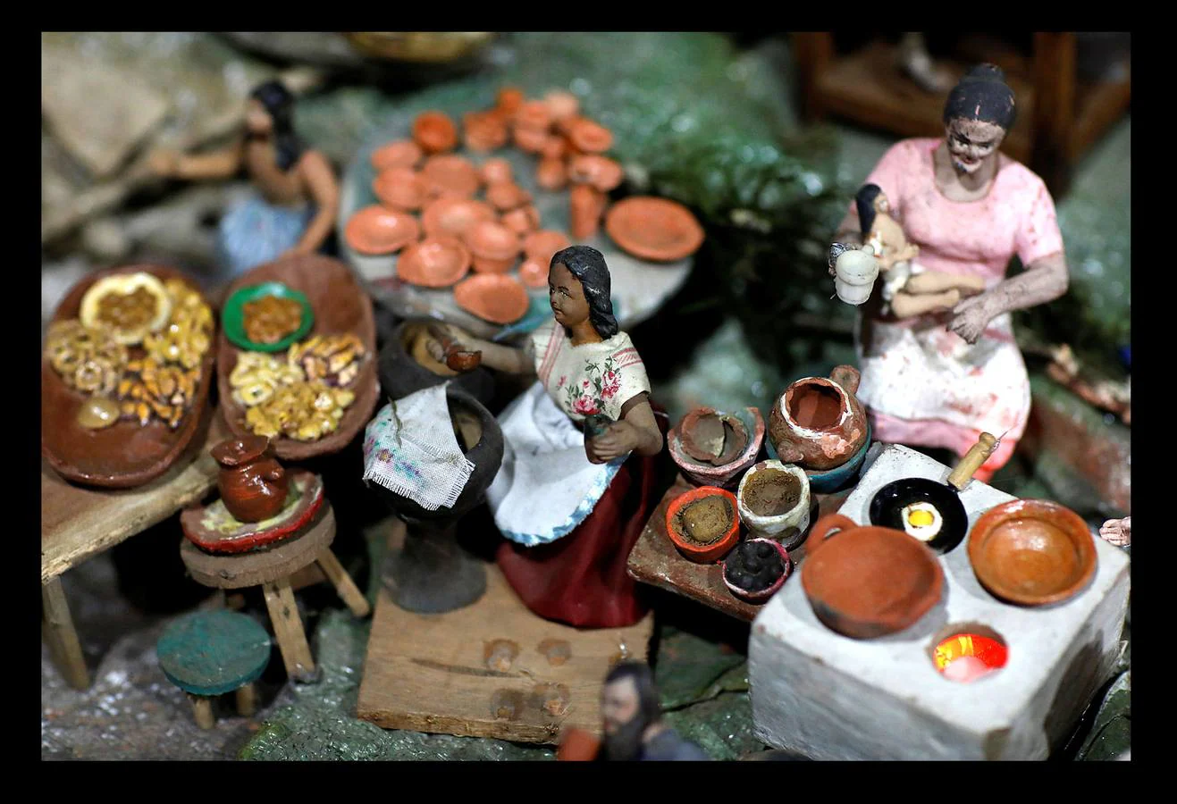 Petrona Chávez, de 86 años, conocida como 'Niña Tonita', mantiene viva la centenaria tradición de colocar el nacimiento más grande de Nahuizalco, en El Salvador. El belén, que consta de unas 5.000 piezas elaboradas en barro, recrea la actividad de todo un pueblo y sus personajes. A comienzos de noviembre, Gerardo y Jeremías, sobrinos de Tonita, comienzan la instalación en una habitación de su casa, que incluye un tren eléctrico, juegos mecánicos y una fuente de los deseos en la que los visitantes prueban suerte lanzando una moneda.