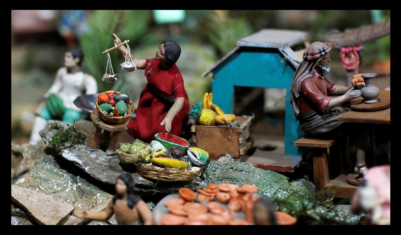 Petrona Chávez, de 86 años, conocida como 'Niña Tonita', mantiene viva la centenaria tradición de colocar el nacimiento más grande de Nahuizalco, en El Salvador. El belén, que consta de unas 5.000 piezas elaboradas en barro, recrea la actividad de todo un pueblo y sus personajes. A comienzos de noviembre, Gerardo y Jeremías, sobrinos de Tonita, comienzan la instalación en una habitación de su casa, que incluye un tren eléctrico, juegos mecánicos y una fuente de los deseos en la que los visitantes prueban suerte lanzando una moneda.