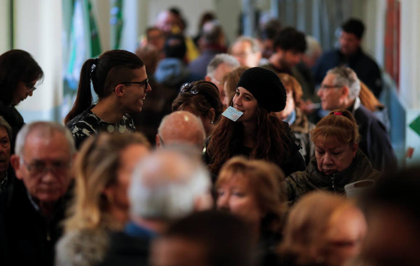 Normalidad en los colegios de Cataluña durante las primeras horas de la jornada electoral.