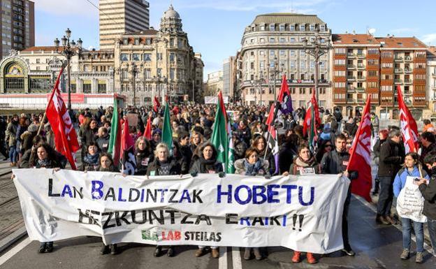 Manifestación convocada en las calles de Bilbao durante la última jornada de huelga en la escuela pública.