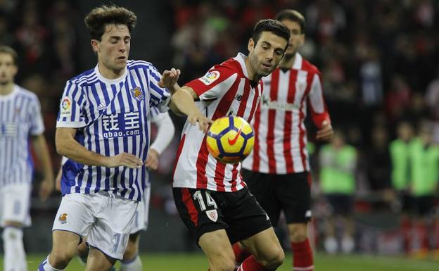 Susaeta pugna por el balón con Odriozola. 