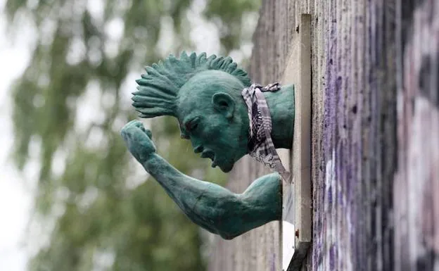 Escultura dedicada a Eskorbuto en Santurtzi. 