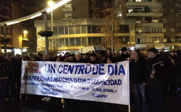 La concentración se ha celebrado a las 19.30 horas en la Plaza del Ajedrez de Las Arenas. 