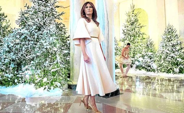 La primera dama de Estados Unidos, Melania Trump, ha instalado un pinar nevado en el interior de la Casa Blanca, en el que danzan bailarines de ballet. 