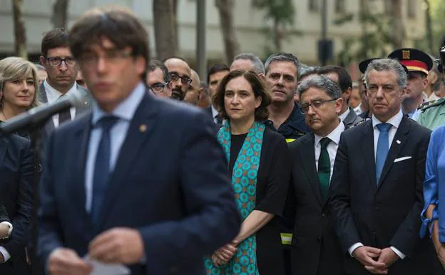 El expresidente de la Generalitat, Carles Puigdemont, en primer plano. Detrás, la alcaldesa de Barcelona, Ada Colau, y el lehendakari, Iñigo Urkullu.