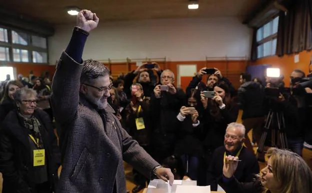 El líder de la CUP Carles Riera, en el momento de votar en la Escola Pere IV de Barcelona. 
