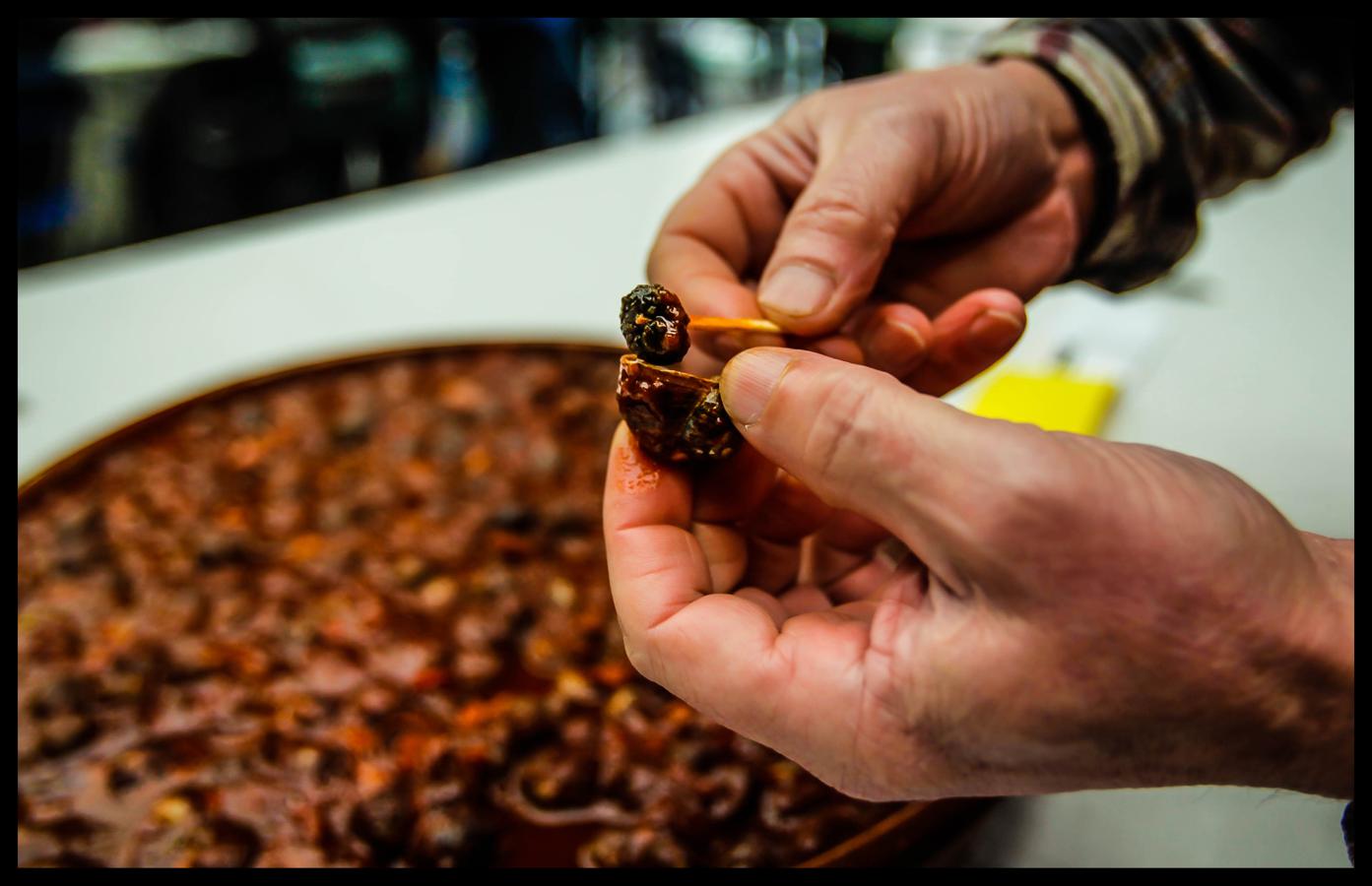 Los participantes han presentado sus deliciosos platos en el Concurso de caracoles de Euskadi y concurso de cazuela de caracol casera