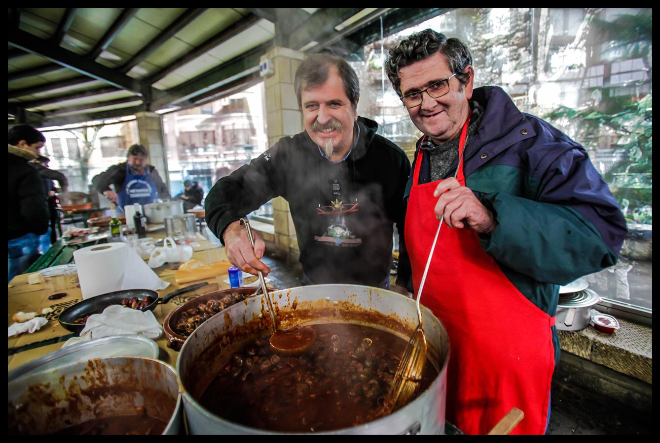Los participantes han presentado sus deliciosos platos en el Concurso de caracoles de Euskadi y concurso de cazuela de caracol casera