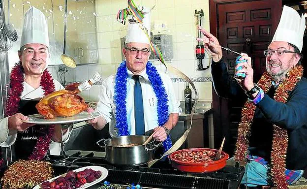 De izquierda a derecha, Alberto López de Ipiña, Patxi Antón y Fernando González de Heredia, ‘Tote’, listos para degustar los cuatro platos elegidos. 